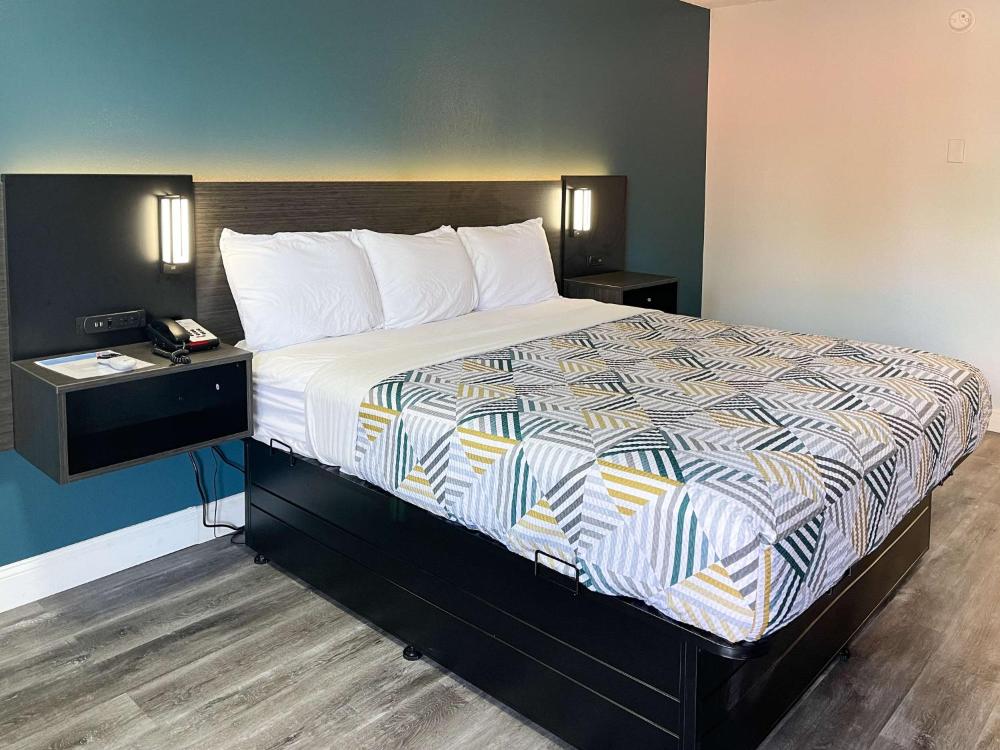King Room with Roll-In Shower - Disability Access interior
